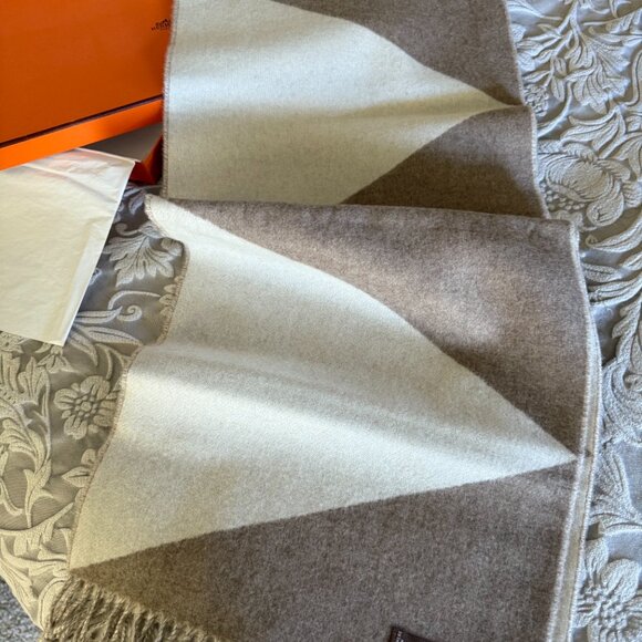 NEW Hermes Cashmere Casaque Zig Zag Scarf Etoupe/Ivory - Picture 3 of 6